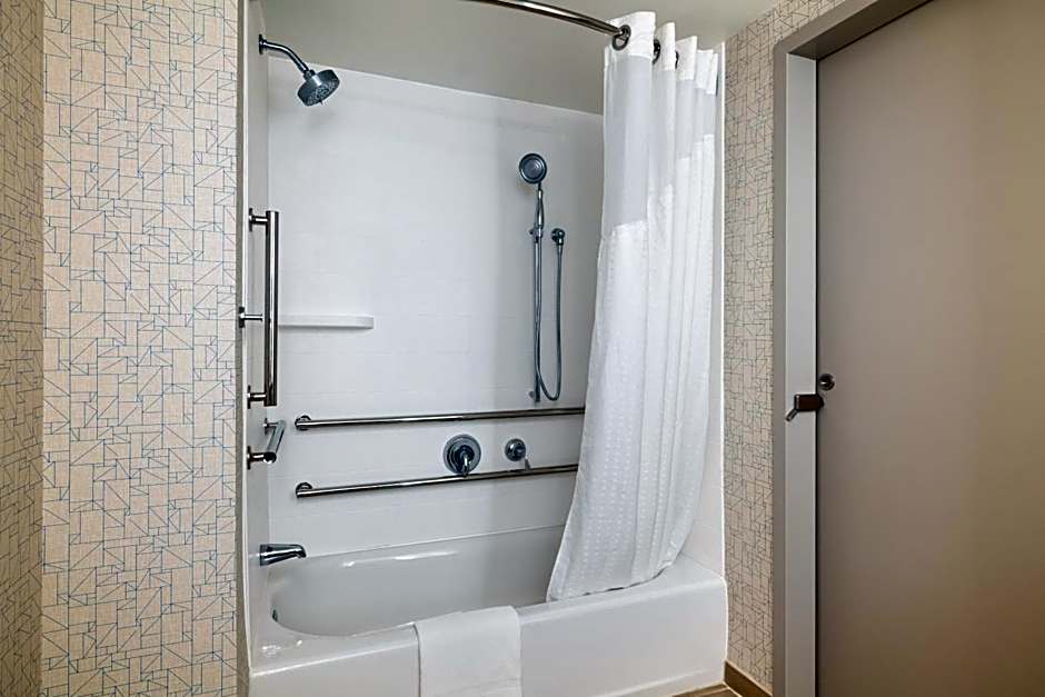 Holiday Inn Express & Suites Cambridge by IHG