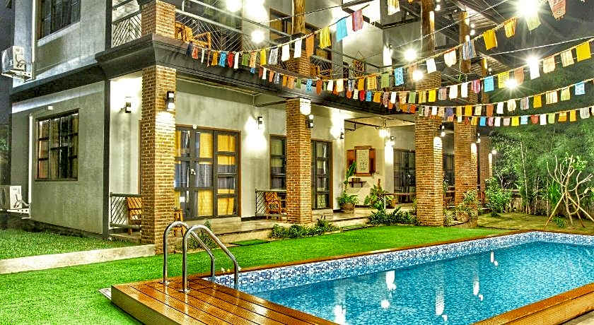 Above The Sea Boutique Hotel