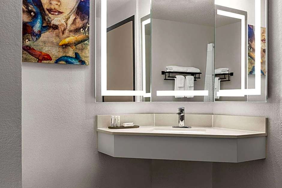 La Quinta Inn & Suites by Wyndham Cleveland Airport West