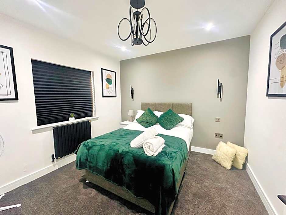 Spacious 2 Bedroom Modern Apartments - Central Location - Free Parking - Smart TV - Washer Dryer - Built for Contractors, Consultants and Work Teams