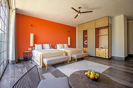 Deluxe Queen Suite