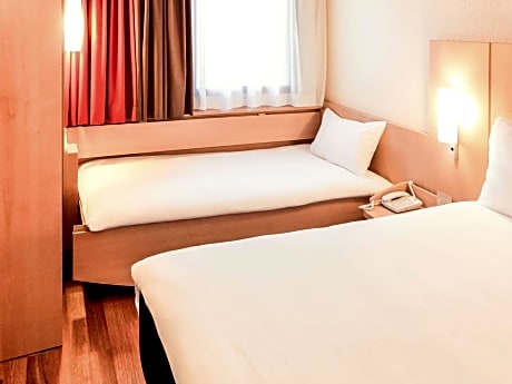 Standard Room with twin beds and a desk bed