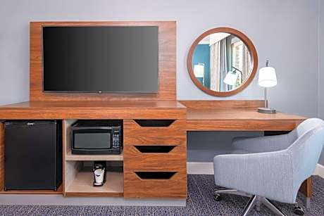 1 King Bed River View Nonsmoking