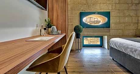 Deluxe Double Room 3rd Floor Window facing the Street 16