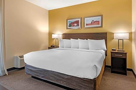 King Suite with Balcony - Non-Smoking