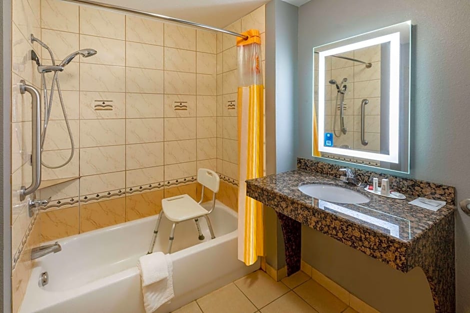 La Quinta Inn & Suites by Wyndham Bridgeport