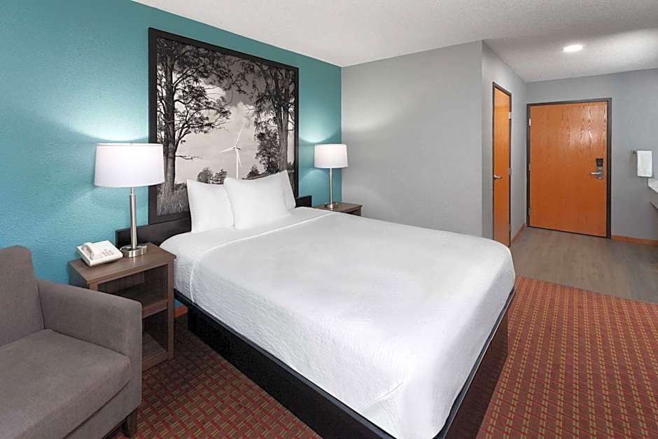 Super 8 by Wyndham McHenry/Fox Lake Area