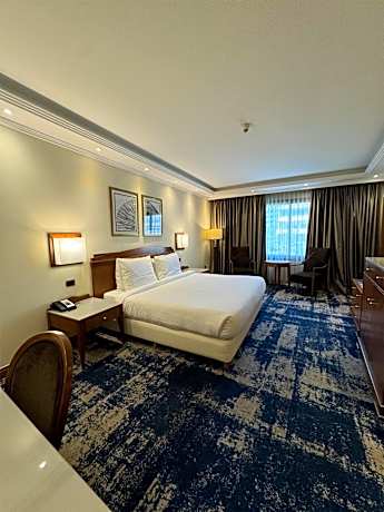 Suite with Lounge Access