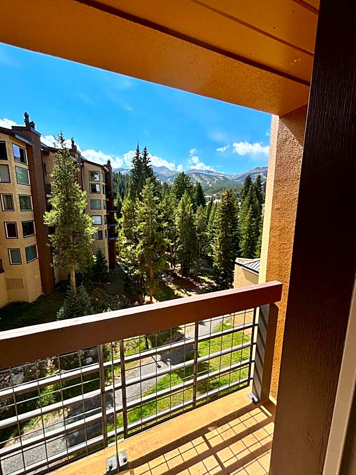 NEW! Marriott Slope View Ski in Ski out Luxury Studio Sleeps 4 Full kitchen, Amenities & Fee Parking