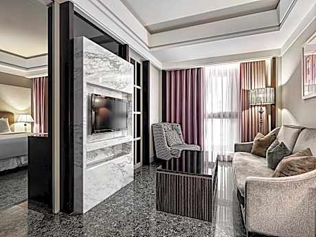 King Suite with Park View