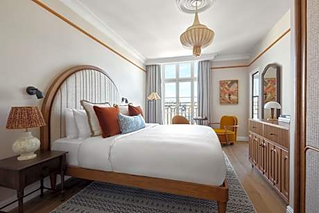 Classic Room - Eiffel Tower View