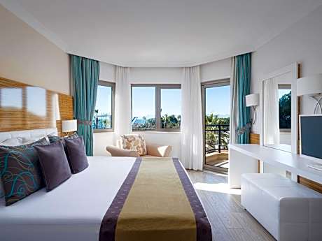 Aqua Family Suite Room