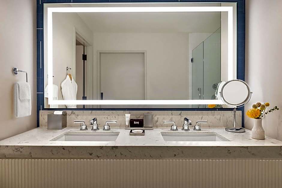 106 Jefferson Huntsville Curio Collection by Hilton