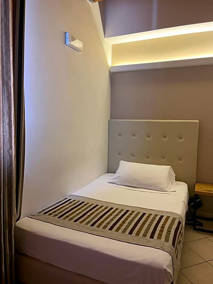 Hotel Mantegna Stazione, MantegnaHotels