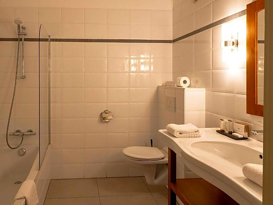 Budget Rooms by Ghent River