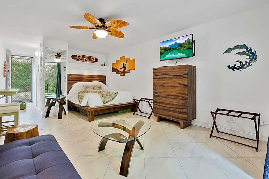 DOWNTOWN Hawaiian Theme Condo with Hot Tub, Pool & Beach - Kona Islander Inn