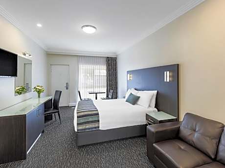 Superior 1 Queen Bed