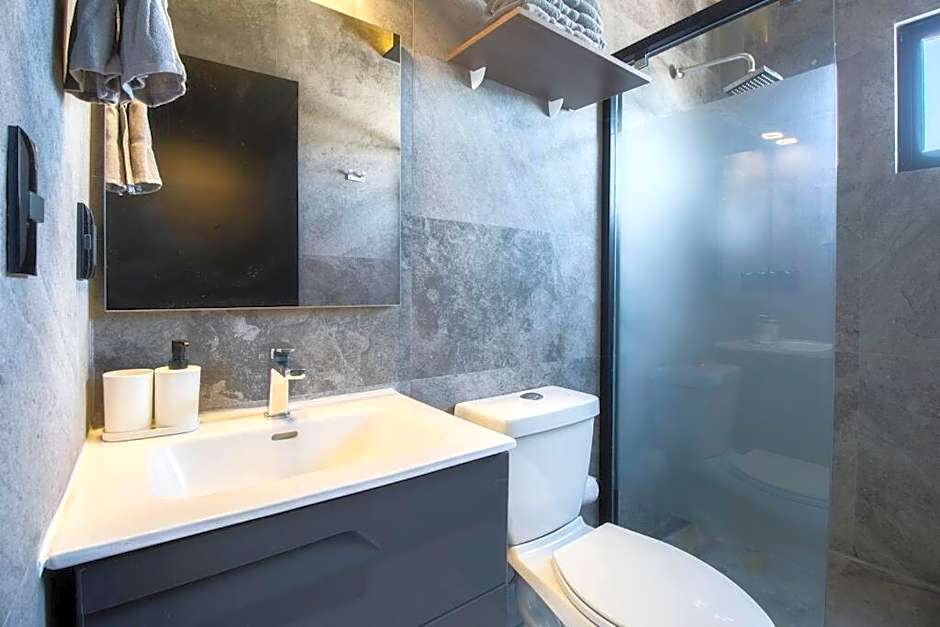 2Ph Large 2Brm 3 bath AC private terrace apt