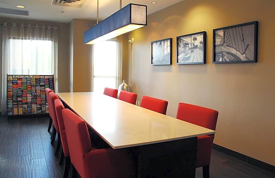 Holiday Inn Express & Suites Riverport Richmond By IHG