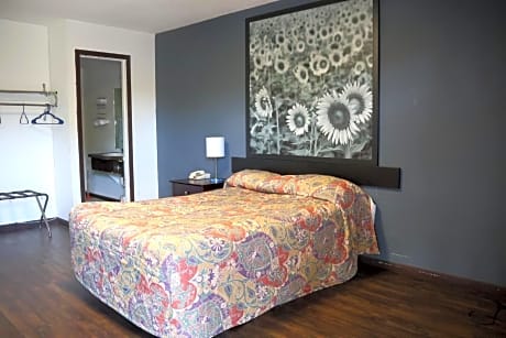 Room with Queen Bed Smoking Walk-in