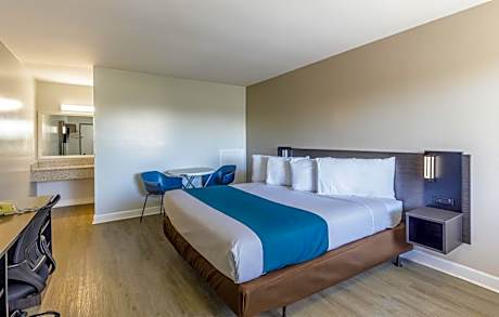 King Suite with Spa Bath - Non-Smoking