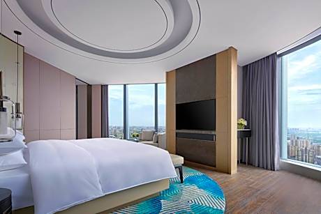 Executive King Suite with City View and Club Lounge Access