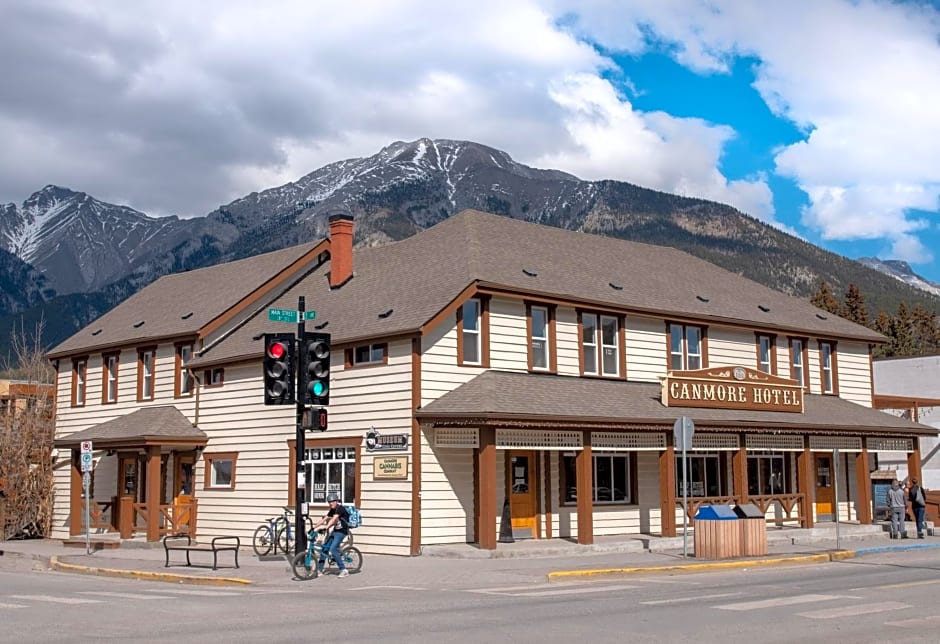 PARTY HOSTEL - The Canmore Hotel Hostel