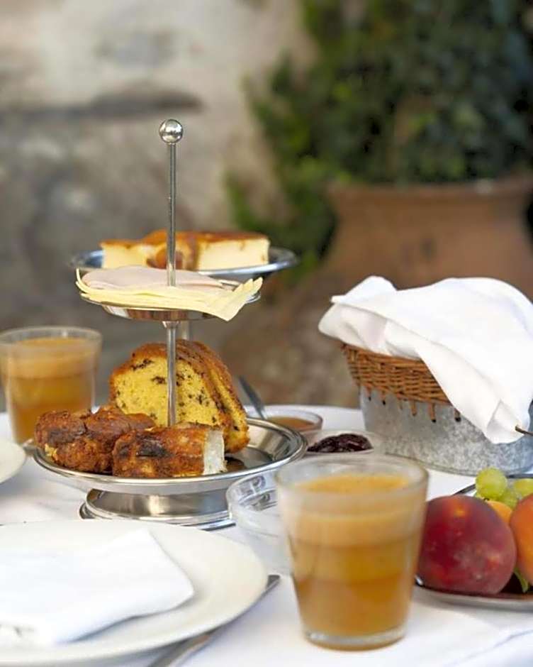 Santikos Mansion, Santikos Collection