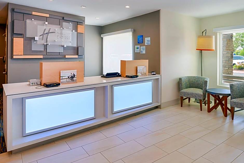 Holiday Inn Express & Suites Omaha - 120th and Maple By IHG