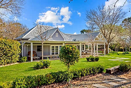 Chanticleer Gardens Barn cottage with a Pool
