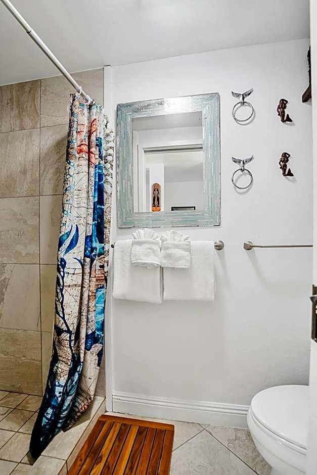 DOWNTOWN HAWAIIAN PARADISE CONDO with Hot Tub, Pool & Beach - Kona Islander Inn