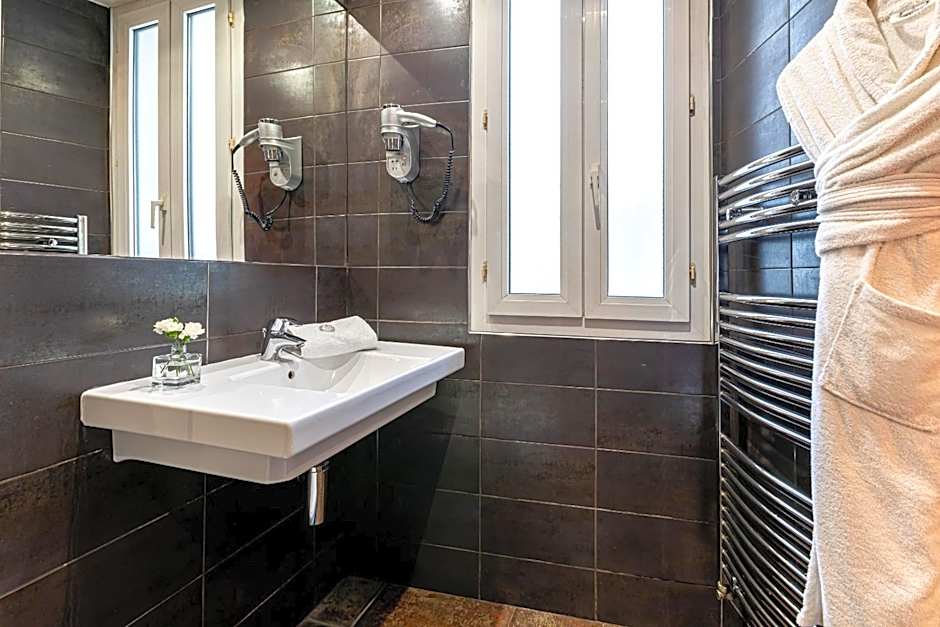 Hotel Ariane Montparnasse by Patrick Hayat