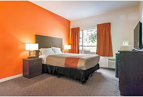 1 Queen Bed | Mobil Acces Tub Nsmk Minifridg