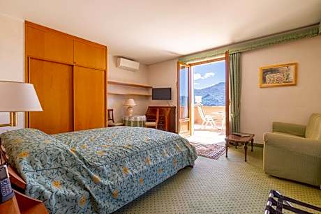 Suite with Lake View