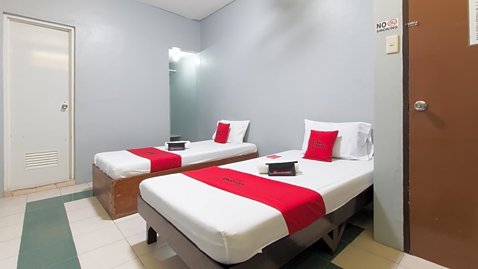 RedDoorz @ Teofila Lodge