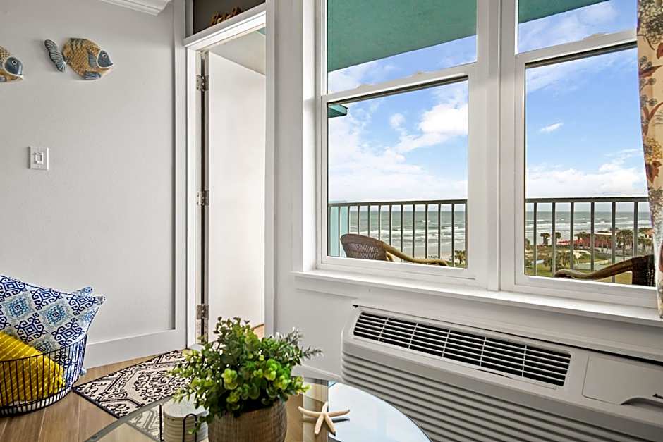 Luxury Beachfront Studio - Private Balcony with Ocean View - Heated Pool - Hot Tub - Tiki Bar - Sauna