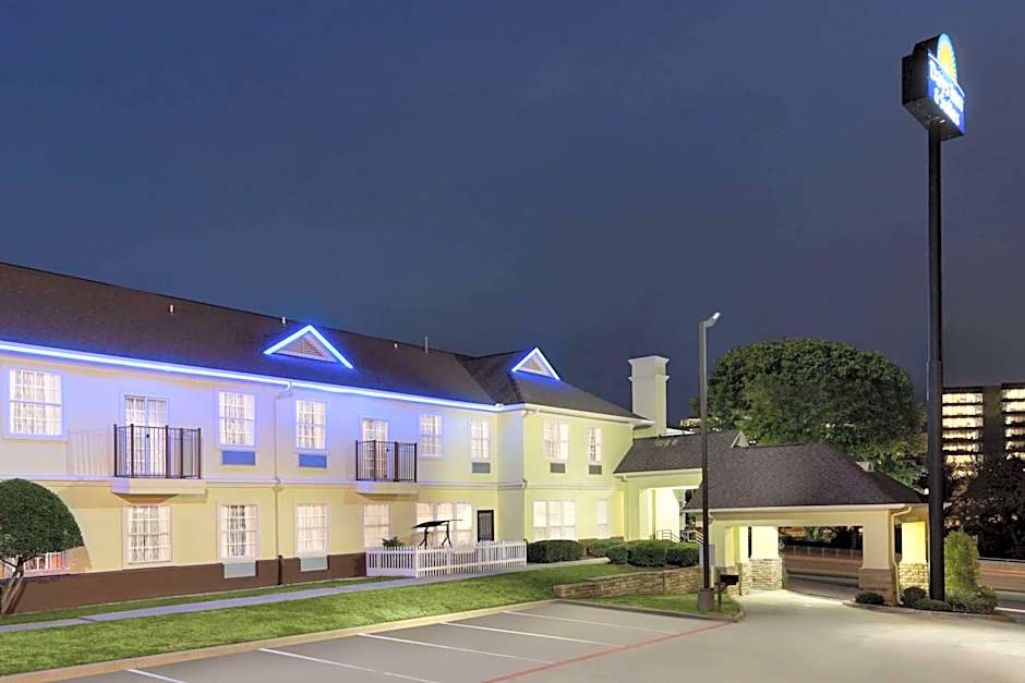 Days Inn & Suites by Wyndham Ft. Worth DFW Airport South