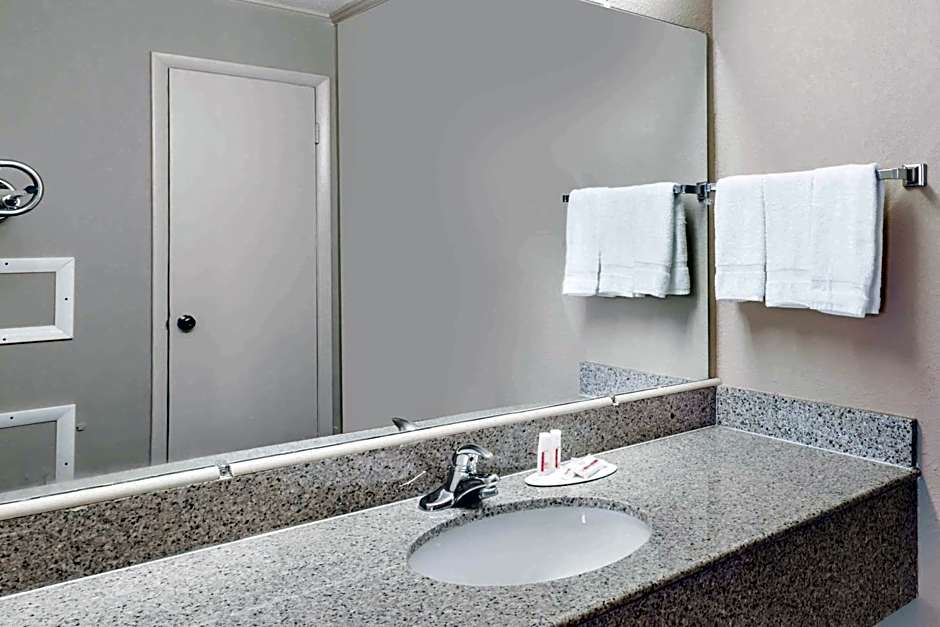 Travelodge by Wyndham Ridgeway Martinsville Area