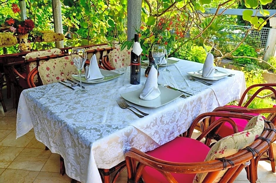 Villa Velzon Guesthouse