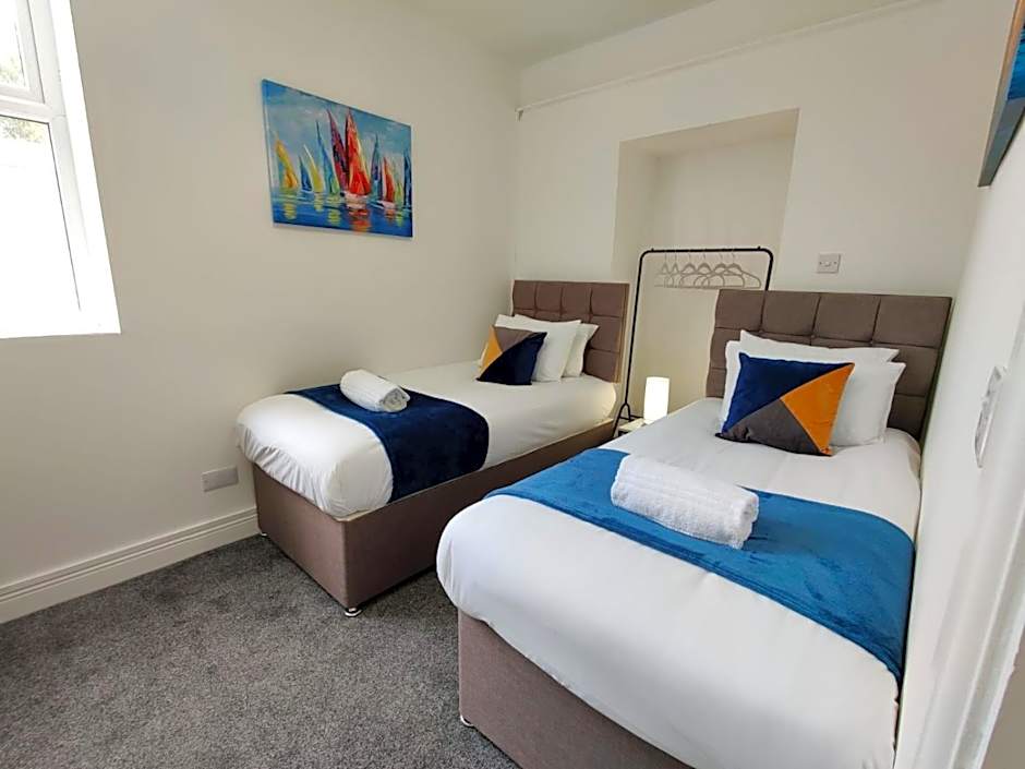 Contractor Base - Kitchen - Parking Included