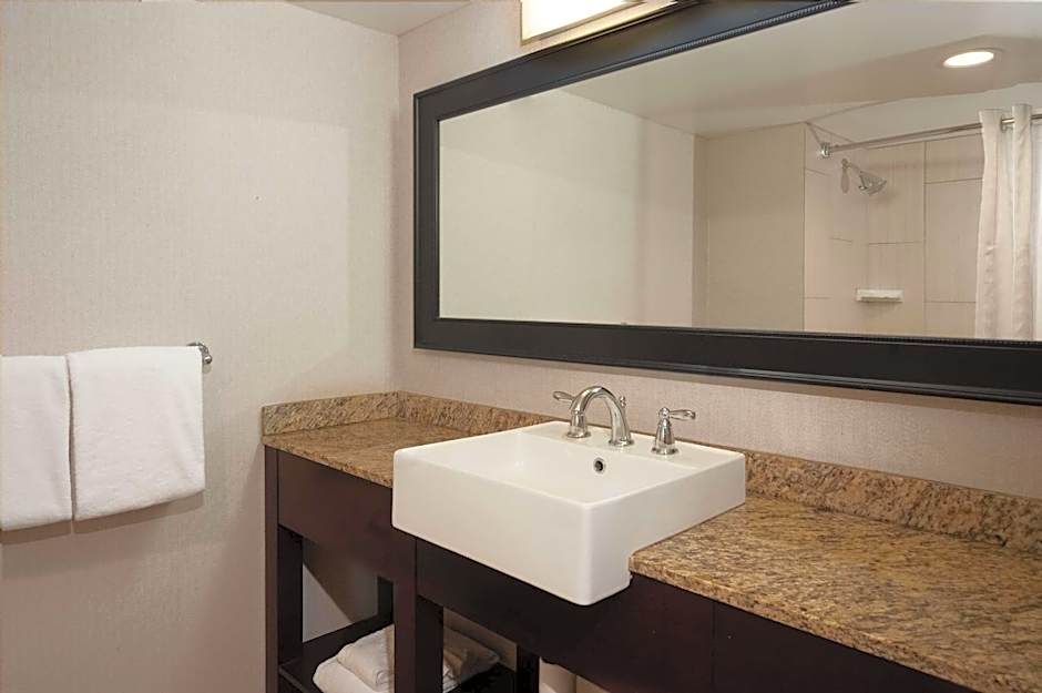 DoubleTree by Hilton Hotel Cleveland Downtown - Lakeside