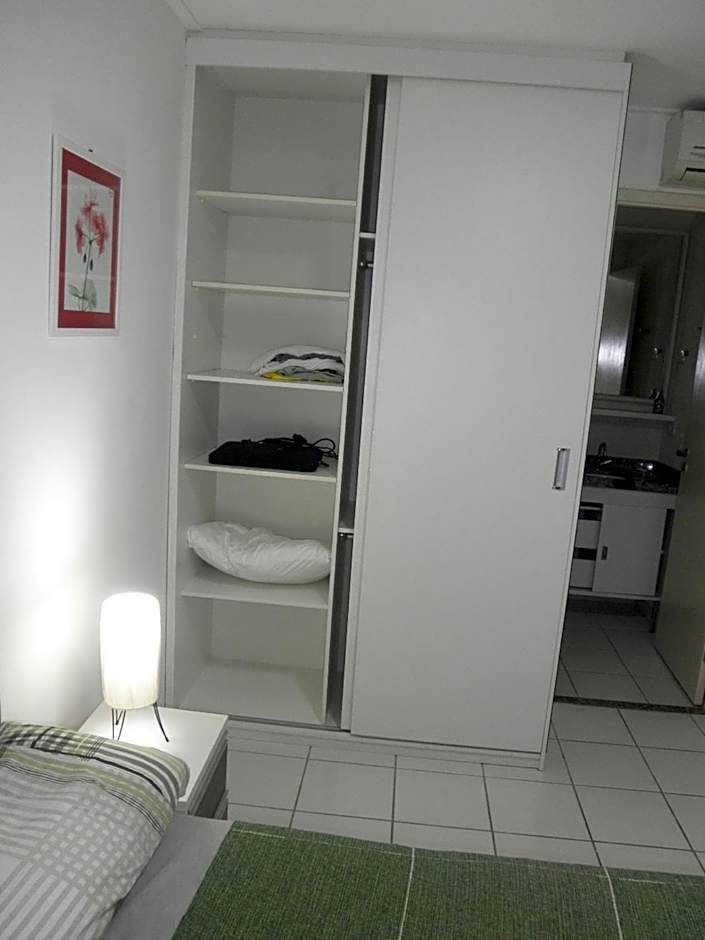 NA BEIRA MAR DE PAJUCARA - EDIFICO NEO 2- APARTAMENTO COM 02 QUARTOS - POSSUI VARANDA- VISTA LATERAL DO MAR- AVENIDA DOUTOR ANTONIO GOUVEIA 1081- CONSUMO ELETRICO É PAGO No CKECK-OUT 1KWH É 1,35 REIAS -TEM TELA DE PROTEÇÃO-