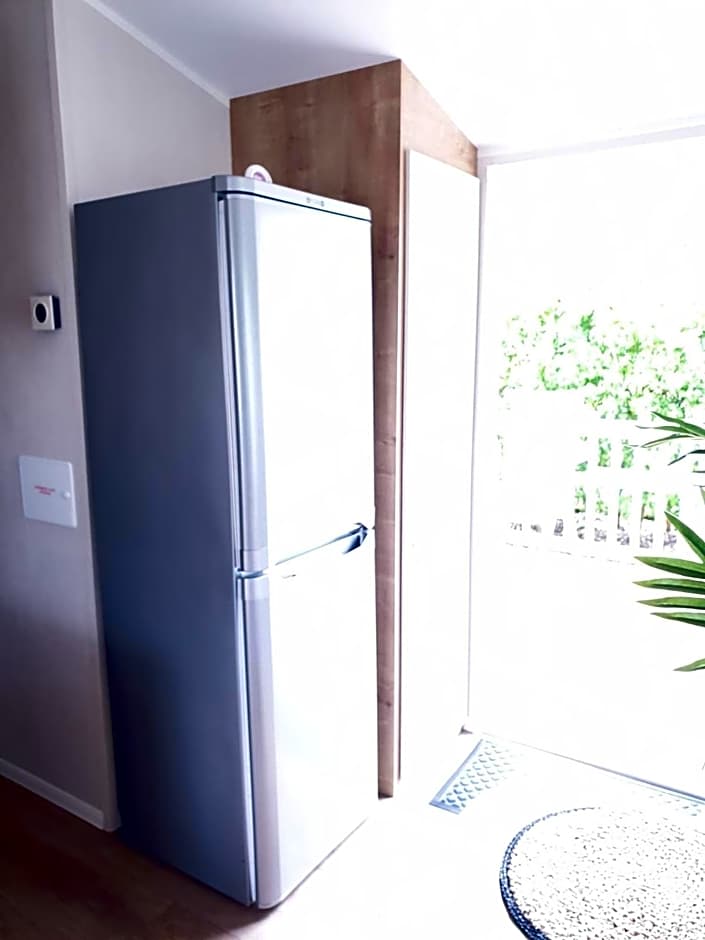 16 anglers acre luxury hot tub break tattershall lakes