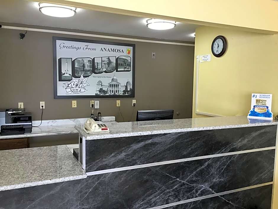Super 8 by Wyndham Anamosa IA