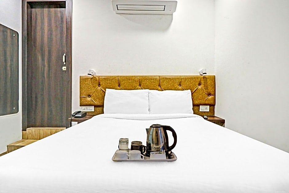 OYO 77788  Townhouse 405 Mall Road