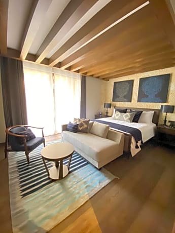Deluxe Suite with Spa Bath