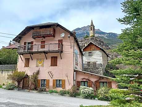 Gîte Auberge Les Terres Blanches de Méolans