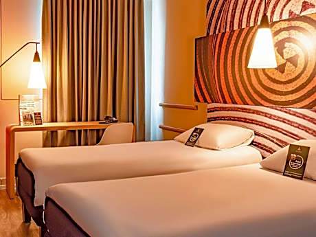 Standard Room with 1 double bed and 1 extra bed for children