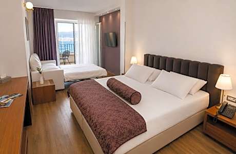 Deluxe Double Room with Balcony and Sea View