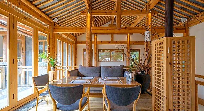 Arro Khampa by Zinc Journey Lijiang